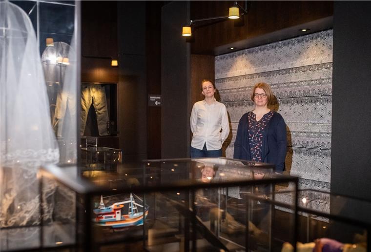 Fünf Dinge über das Deutsche Auswandererhaus. Im Bild: Raum der Sammlungen mit Erinnerungsstücken aus den Lebensgeschichten der Einwanderer. Magdalena Gerwin (links) und Hanna Lippitz.