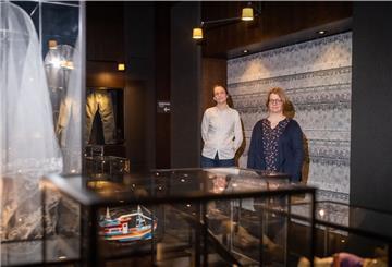 Fünf Dinge über das Deutsche Auswandererhaus. Im Bild: Raum der Sammlungen mit Erinnerungsstücken aus den Lebensgeschichten der Einwanderer. Magdalena Gerwin (links) und Hanna Lippitz.