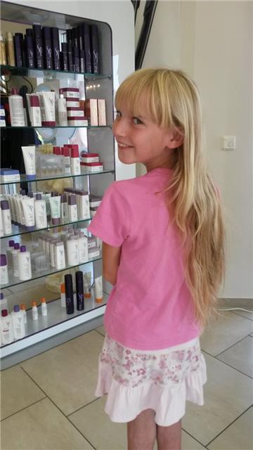 Fünf Jahre lang hat Meriel die Haare wachsen lassen. Nun werden sie gespendet. 