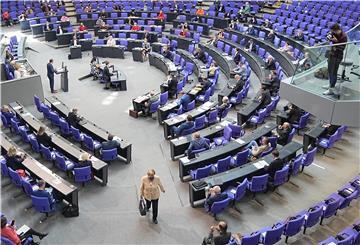 Bundeskanzlerin Angela Merkel (CDU) verlässt nach Debatten im Deutschen Bundestag.