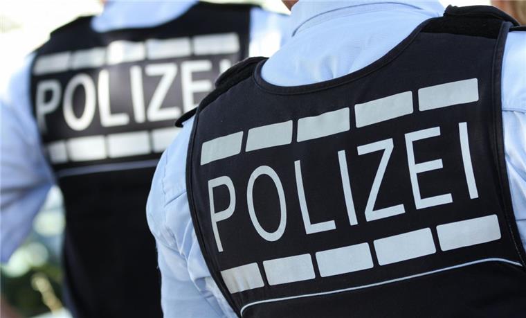 Fünf Männer müssen sich derzeit vor dem Landgericht Stade verantworten. Sie haben im Februar 2019 eine 88-jährige Frau überfallen, eingesperrt und ausgeraubt. 