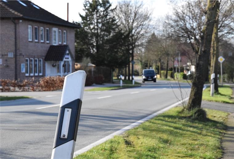 Ein Auto fährt über eine leere Straße. 