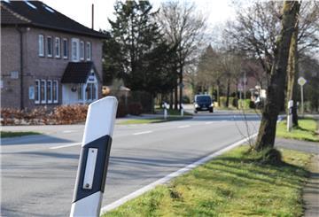 Ein Auto fährt über eine leere Straße. 