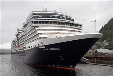 Das Kreuzfahrtschiff «Nieuw Amsterdam» der Reederei Holland America liegt am Liegeplatz 4 vor Anker. 