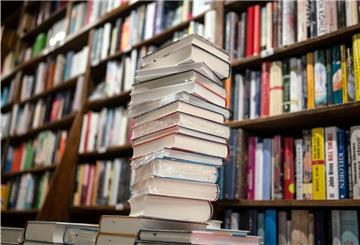 Fünf Schauspielerinnen präsentieren bei der Lesung Texte unterschiedlicher Genres.