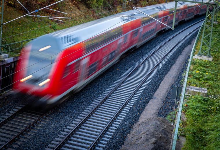 ARCHIV - 28.10.2022, Mecklenburg-Vorpommern, Schwerin: Ein Nahverkehrszug fährt über die neu gebaute Bahnstrecke zum Schweriner Hauptbahnhof (Aufnahme mit langer Belichtungszeit).