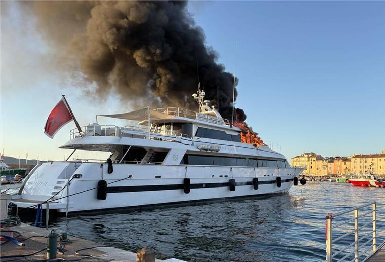 80.000 Euro pro Woche: Luxusjacht brennt im Hafen der Schönen und Reichen Die "Sea Lady II" brennt im Hafen von Saint-Tropez. Für 80.000 pro Woche konnte man die Superjacht „Sea Lady II“ chartern. Doch damit ist es nach dem Brand vorbei.