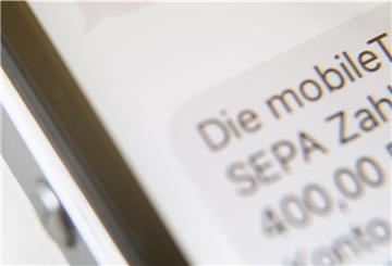 Für ältere Menschen ist Online-Banking oft schwer umsetzbar.
