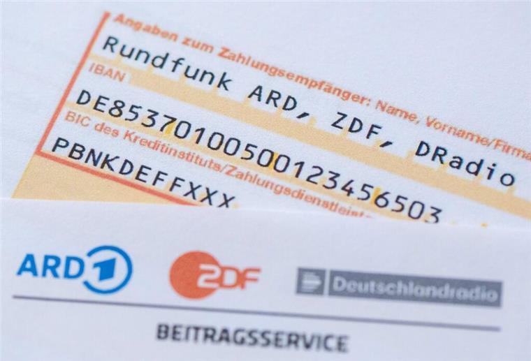 Das Schreiben des Beitragsservice liegt auf einem Tisch. 