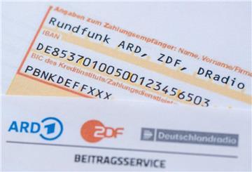 Das Schreiben des Beitragsservice liegt auf einem Tisch. 