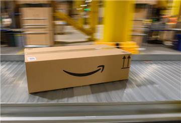 Paket auf einem Förderband im Amazon-Logistikzentrum in Sülzetal.