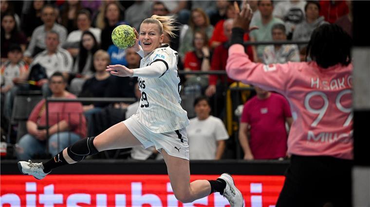 Handballerinnen verlieren zum Start ins WM-Jahr Für Antje Döll war es das erste Spiel als deutsche Kapitänin.