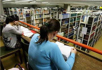 Für Ausbildung und Studium verlassen viele junge Frauen die Gemeinde Butjadingen. Die Bevölkerungszahl sinkt. 