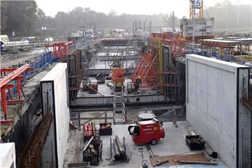 Für Autofahrer wird's am Wochenende wieder eng an der Hafentunnelbaustelle in Bremerhaven.