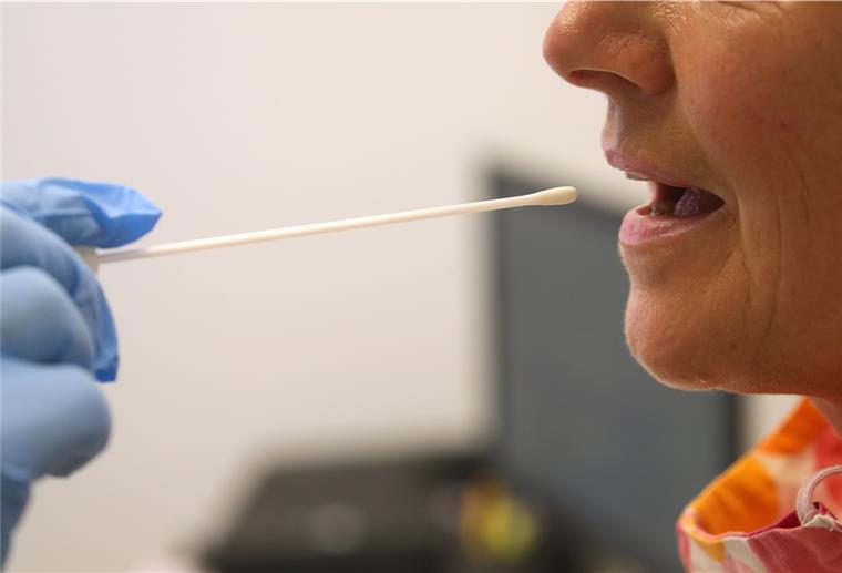 Für Beschäftigte, die nicht geimpft oder gensen sind, gilt künftig die Testpflicht am Arbeitsplatz. Für Beschäftigte in Pfegeheimen ist dann sogar das Impfen vorgeschrieben. Foto: Hildenbrand/dpa