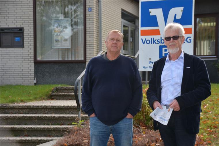 Für Bürger wie Manfred Hinners (links) und Henry Kowalewski ist die Schließung der Volksbank-Filiale in Midlum ein harter Schlag.