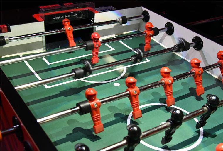 Bremerhavener Duo spielt ganz oben in der Bremer Landesliga des Tischfußballverbandes mit Figuren auf Tischkicker