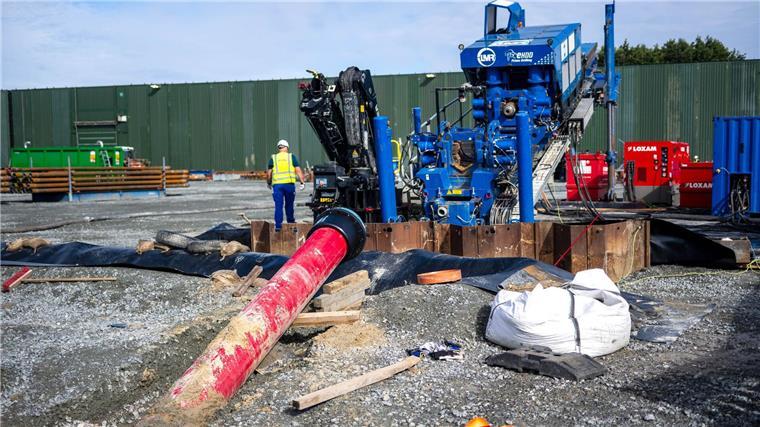 Windstrom durchs Watt leiten: Wie wird Norderney unterbohrt? Für das Bohren und Einziehen der roten Kabelschutzrohre brauchen die Arbeiter etwa eine Woche.