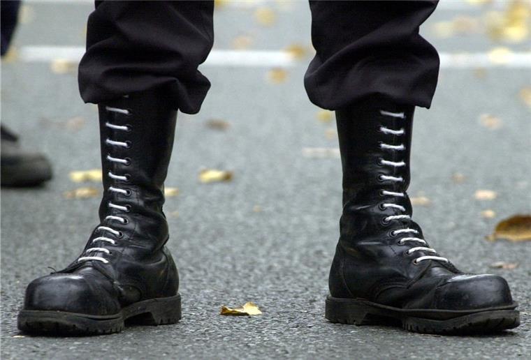 Springerstiefel auf der Straße