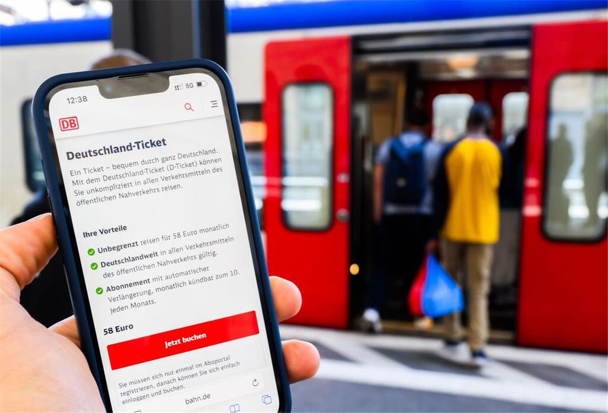 Städtetag schlägt Alarm: Deutschlandticket in Gefahr! Eine Information zum Kauf des Deutschlandtickets ist auf dem Display eines Smartphones am Hauptbahnhof Hannover zu sehen.