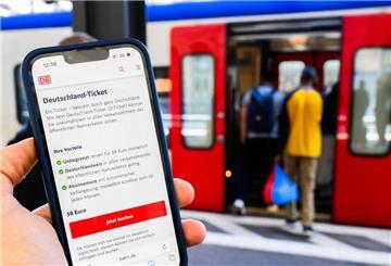 Eine Information zum Kauf des Deutschlandtickets ist auf dem Display eines Smartphones am Hauptbahnhof Hannover zu sehen.