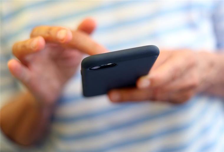 Hand tippt auf Smartphone