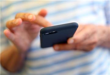 Hand tippt auf Smartphone