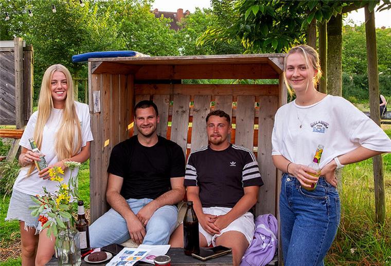 Zwei Frauen und zwei Männer an einem Strandkorb