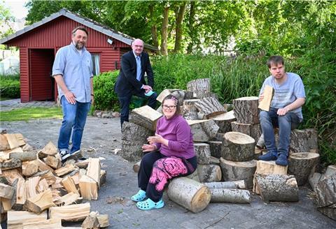 Für das Umbauprojekt legen sich Betreuer und Bewohner der Albert-Schweitzer Wohnen und Leben GmbH ins Zeug (v. li.): Nils Brünjes, Helge Treiber, Klaas Schwebe und Swantje Künzel im Garten des neuen Wohnhauses Neuelandstraße.