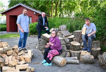 Für das Umbauprojekt legen sich Betreuer und Bewohner der Albert-Schweitzer Wohnen und Leben GmbH ins Zeug (v. li.): Nils Brünjes, Helge Treiber, Klaas Schwebe und Swantje Künzel im Garten des neuen Wohnhauses Neuelandstraße.