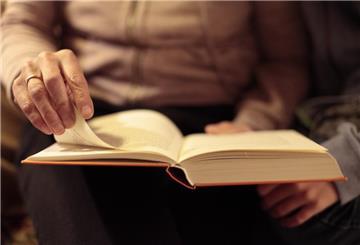 Vorlesen aus einem Buch