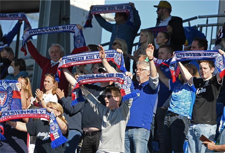 Fußball, Bundesliga, Relegation, Rückspiel, Holstein Kiel - 1. FC Köln, Holstein-Stadion: Kieler Fans halten Fanschals in die Höhe. 