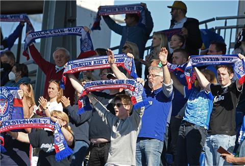 Fußball, Bundesliga, Relegation, Rückspiel, Holstein Kiel - 1. FC Köln, Holstein-Stadion: Kieler Fans halten Fanschals in die Höhe. 
