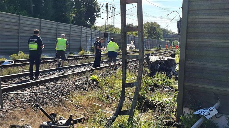 Tödlicher Unfall an Bahnübergang in Bremen Für den 19 Jahre alten Autofahrer kam jede Hilfe zu spät.