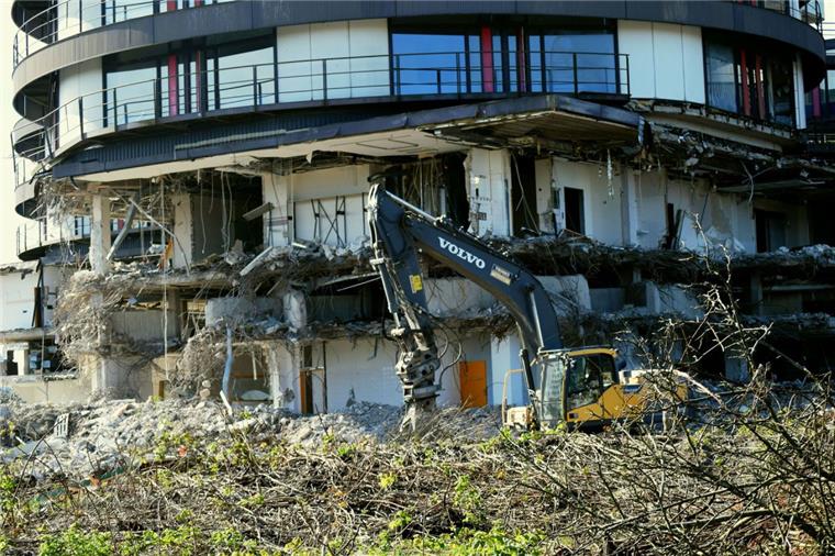 Für den Abriss der früheren Klinik ist der Helios-Konzern zuständig. Er hat der Stadt mitgeteilt, dass er mindestens bis zum 30. September brauchen wird, um das Gelände geräumt übergeben zu können.