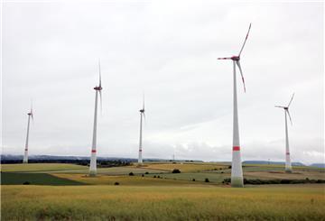 Für den deutlich schnelleren Ausbau der Windenergienutzung an Land will der Bund den Ländern Vorgaben machen. In Niedersachsen sollen 2,2 Prozent der Landesfläche für Windräder reserviert werden – das entspricht auf Kreisebene einer Vervierfachung der aktuell mit Windrädern bestückten Areale.  