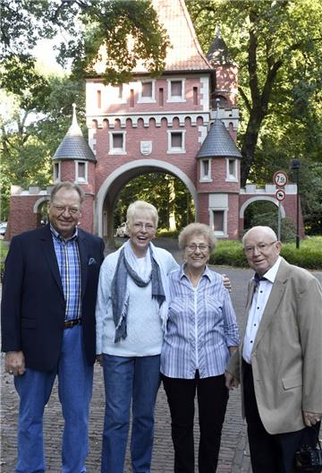 Für den doppelten Hochzeitstag sind (von links) Ron und Sylvia Keller aus Kansas zu ihrer Familie Marianne und Karl-Heinz König nach Speckenbüttel gereist.