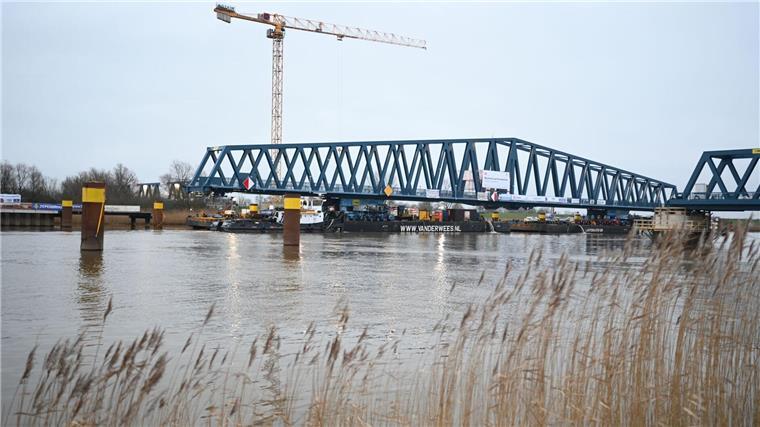 Drehbares Mittelteil für neue Friesenbrücke wird eingebaut Für den Einbau des großen Brückenteils muss die Ems aufgestaut werden.