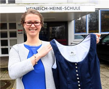 Für den Fall eines bayerischen Festes an der Küste hat Lehrerin Lisa Maria Ballmann ihr Dirndl mitgebracht. Seit August unterrichtet die Bayerin an der Heine-Schule.