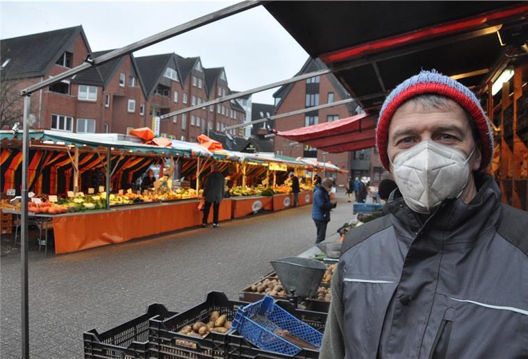 Für den Kartoffelhändler Heinrich Schröder ist die Sache klar: Der Wochenmarkt gehört auf den Marktplatz.