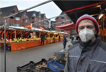 Für den Kartoffelhändler Heinrich Schröder ist die Sache klar: Der Wochenmarkt gehört auf den Marktplatz.