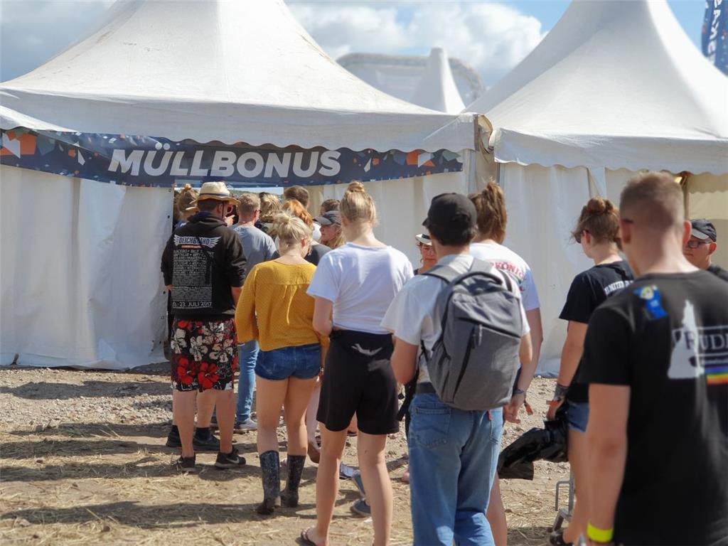 Für den Müllbonus stehen die Besucher gerne an. Foto: Langen