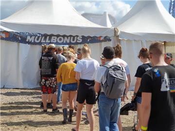 Für den Müllbonus stehen die Besucher gerne an. Foto: Langen