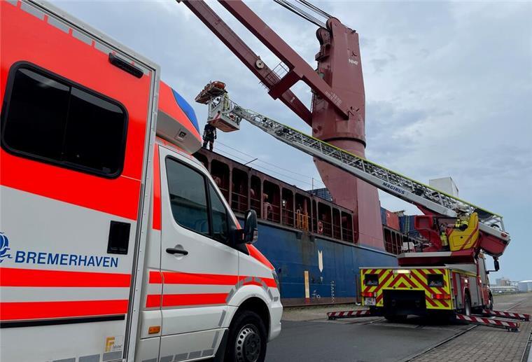 Für den Transport des schwer verletzten Seemanns wurde auch eine Drehleiter eingesetzt.