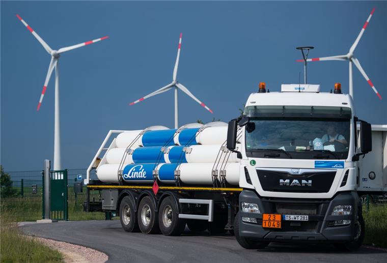 Chance für Bremerhaven: Ungefährliche Wasserstofftransporte Für den Transport von Wasserstoff benötigt man derzeit noch spezielle Fahrzeuge mit Drucktanks. Das soll mit der LOHC-Technologie bald der Vergangenheit angehören.