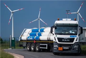 Für den Transport von Wasserstoff benötigt man derzeit noch spezielle Fahrzeuge mit Drucktanks. Das soll mit der LOHC-Technologie bald der Vergangenheit angehören. 