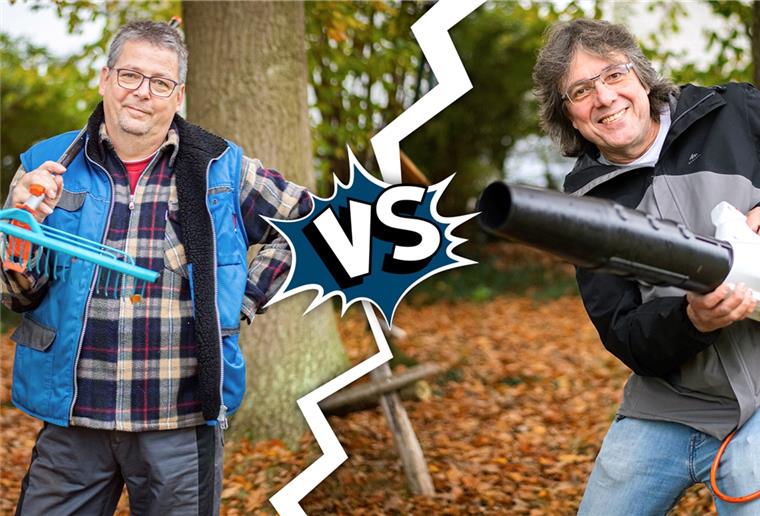 Laubbläser gegen Harke: Duell im Garten Für den Vergleich arbeiten die Reporter Andreas Schoener (rechts) und Jürgen Rabbel nach Zeit in einem abgesteckten Bereich.