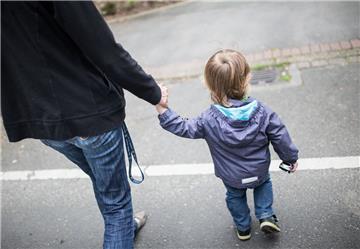 Für den Winter ist der Junge ein wenig zu dünn angezogen. Doch Winterkleidung kann sich nicht jede Familie leisten. Hilfe für Mitbürger hat aktuell acht Familien einen Zuschuss für Winterbekleidung für die Kinder gegeben.  