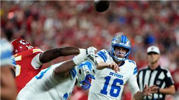 Für Detroit Lions Quarterback Jared Goff (M) endete in Kansas City die Siegesserie.