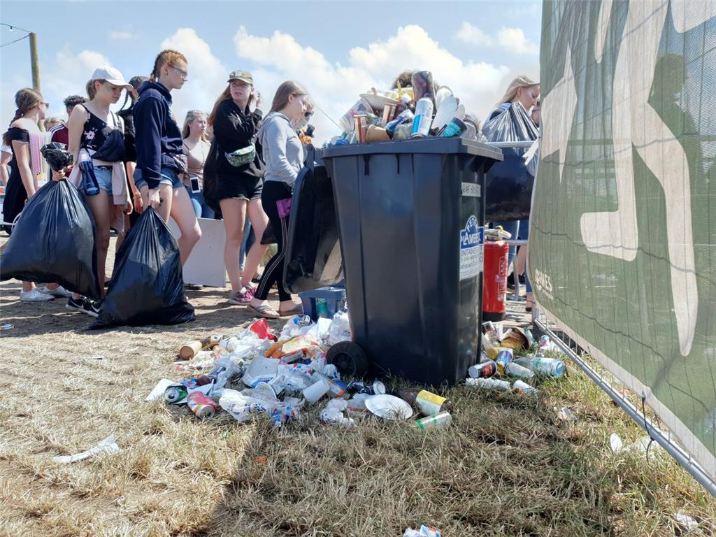 Für die abgegebenen Müllsäcke gibt&apos;s Geld oder ein Geschenk. Foto: Langen